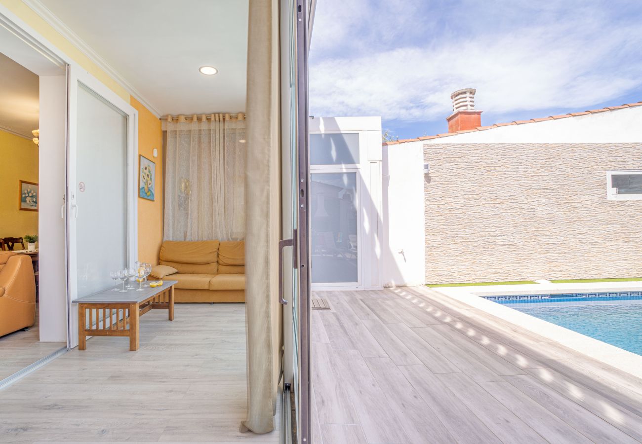 Villa in Empuriabrava - 0125-MONTGRI House with private pool and wifi