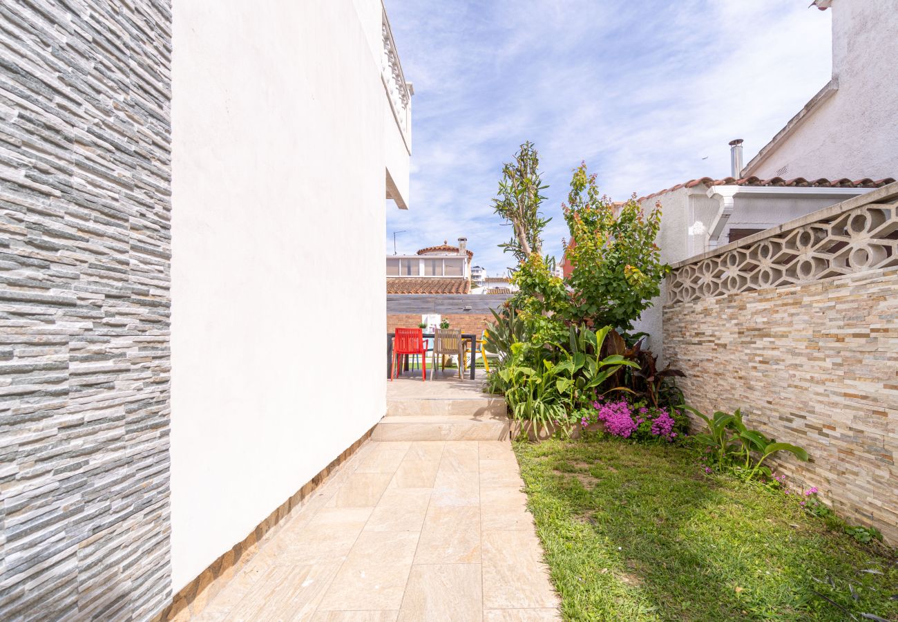 Villa in Empuriabrava - 0125-MONTGRI House with private pool and wifi