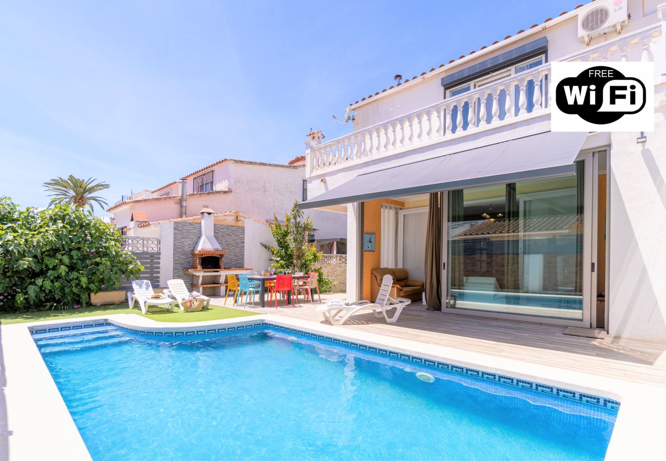 Villa in Empuriabrava - 0125-MONTGRI House with private pool and wifi