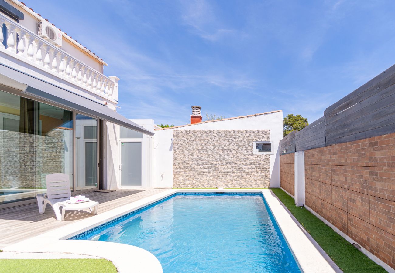 Villa in Empuriabrava - 0125-MONTGRI House with private pool and wifi