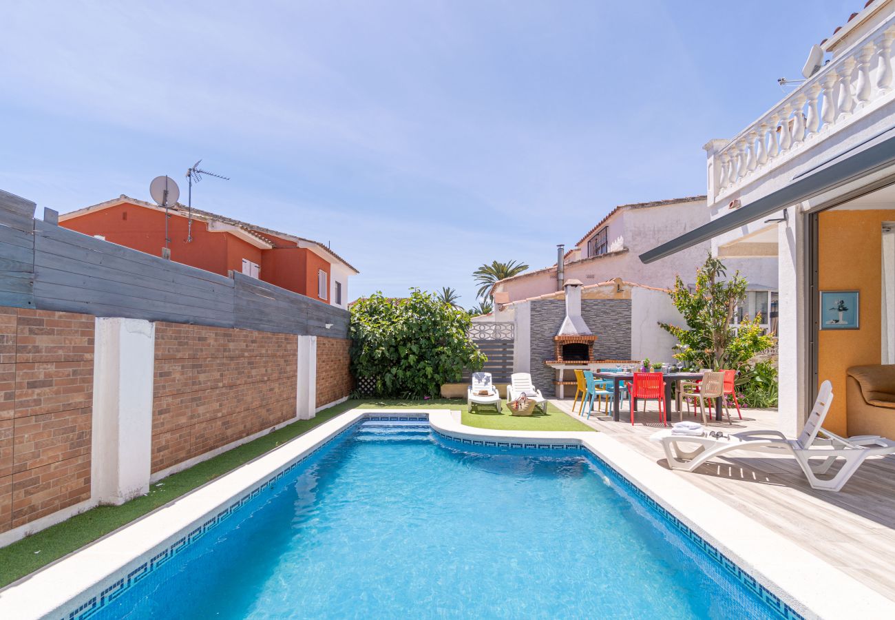 Villa in Empuriabrava - 0125-MONTGRI House with private pool and wifi