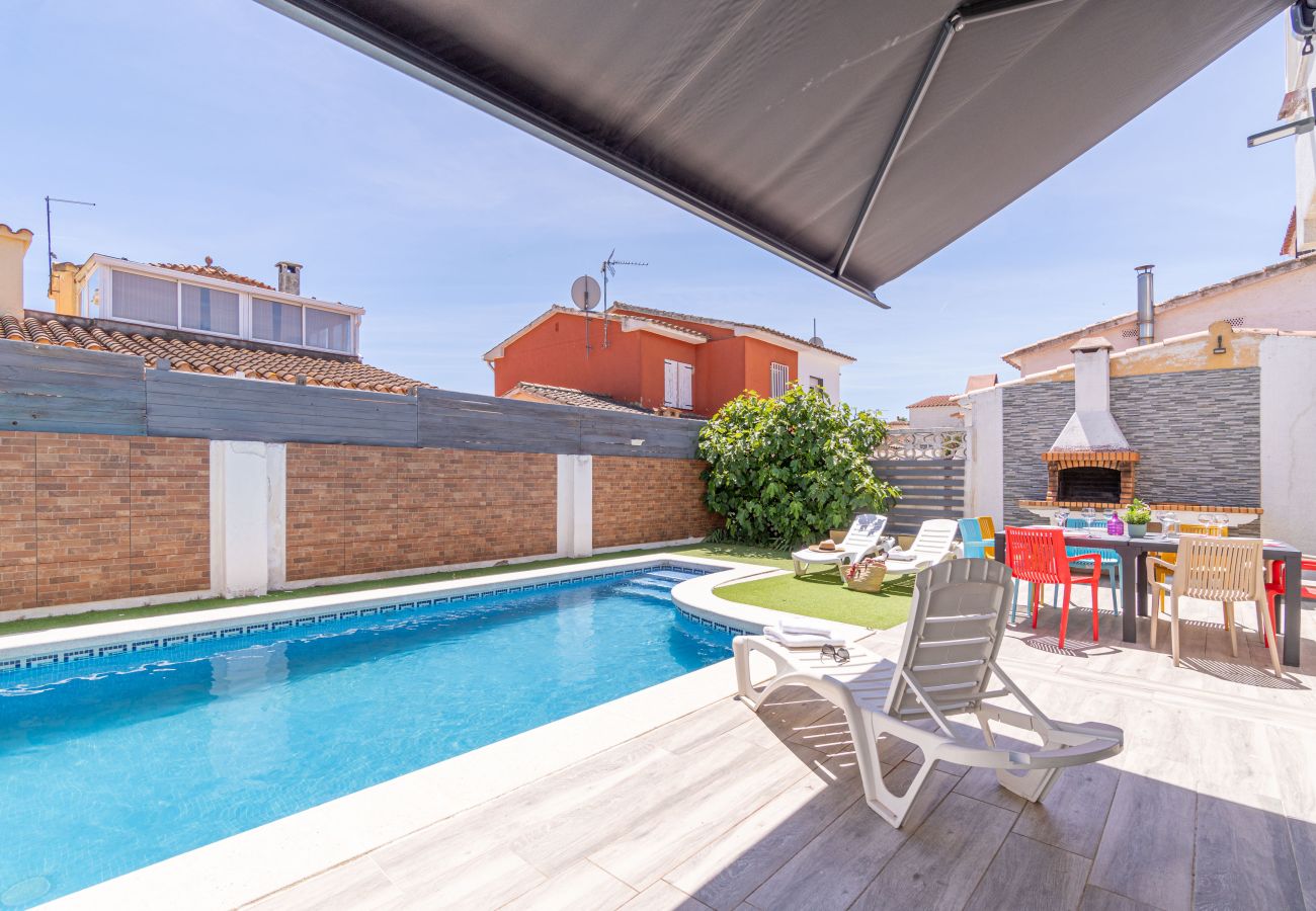 Villa in Empuriabrava - 0125-MONTGRI House with private pool and wifi