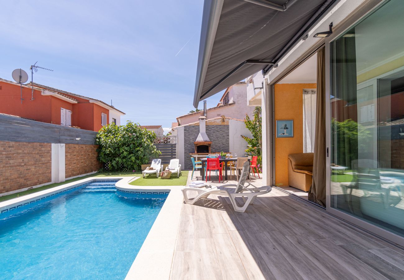 Villa in Empuriabrava - 0125-MONTGRI House with private pool and wifi