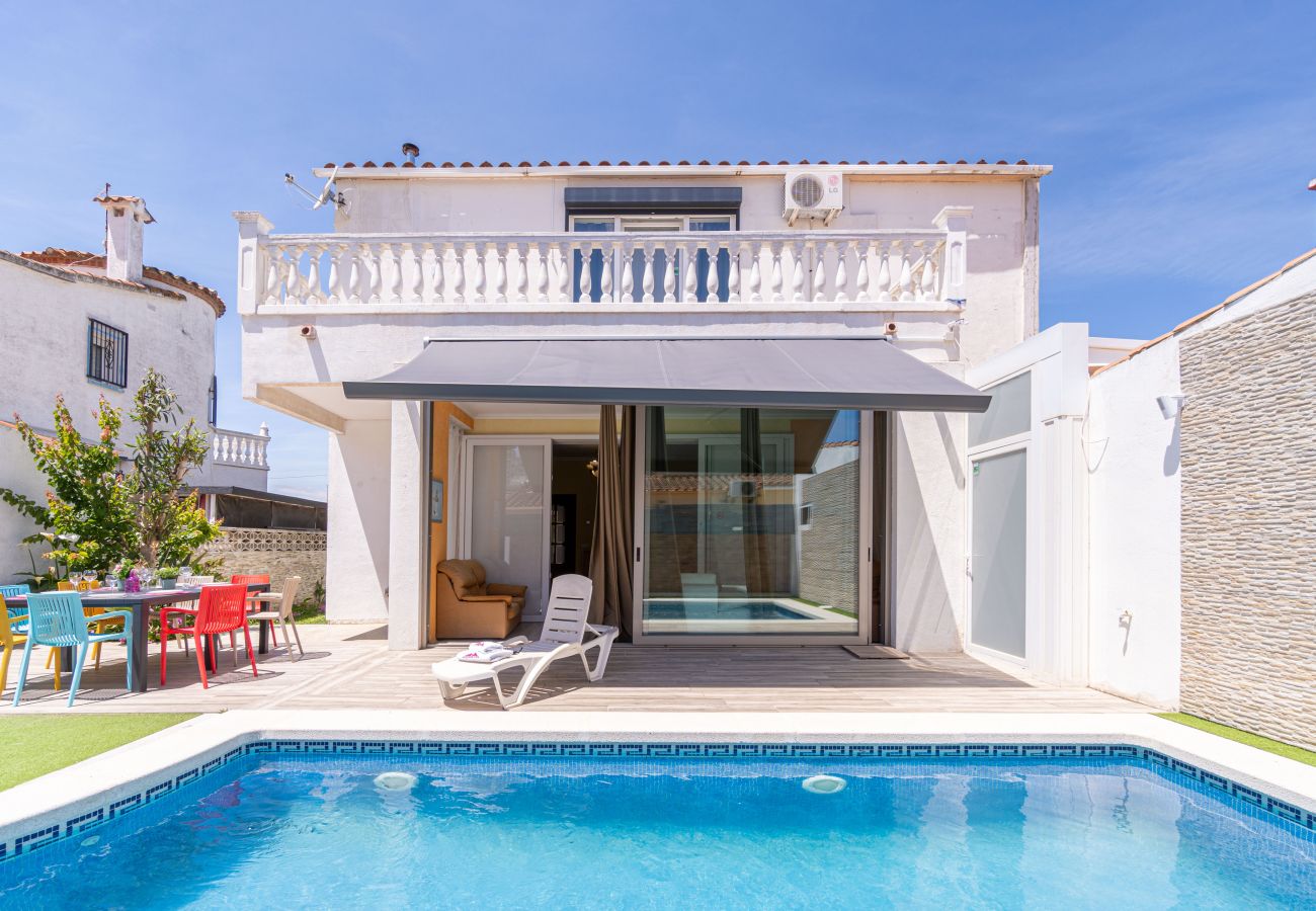 Villa in Empuriabrava - 0125-MONTGRI House with private pool and wifi