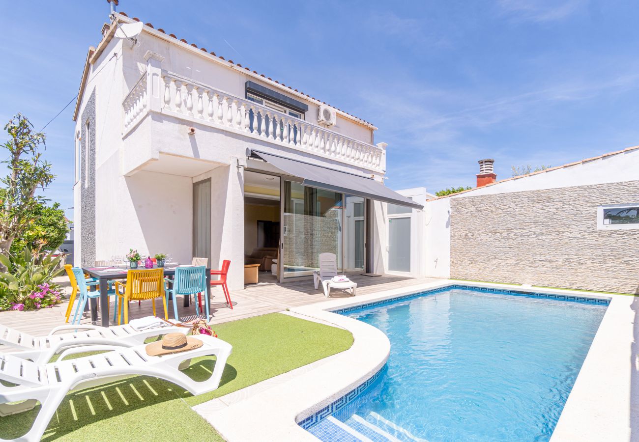 Villa in Empuriabrava - 0125-MONTGRI House with private pool and wifi