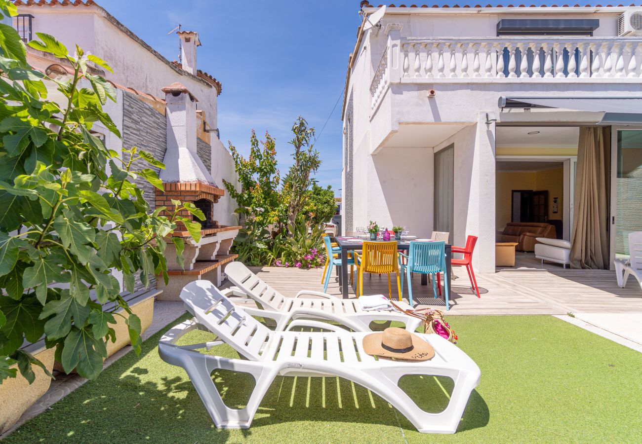 Villa in Empuriabrava - 0125-MONTGRI House with private pool and wifi