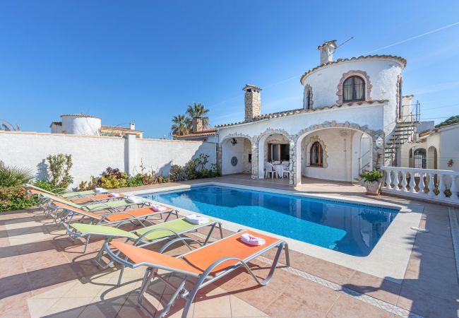 Villa in Empuriabrava - 0038-CREUS  House at the canal with pool and mooring