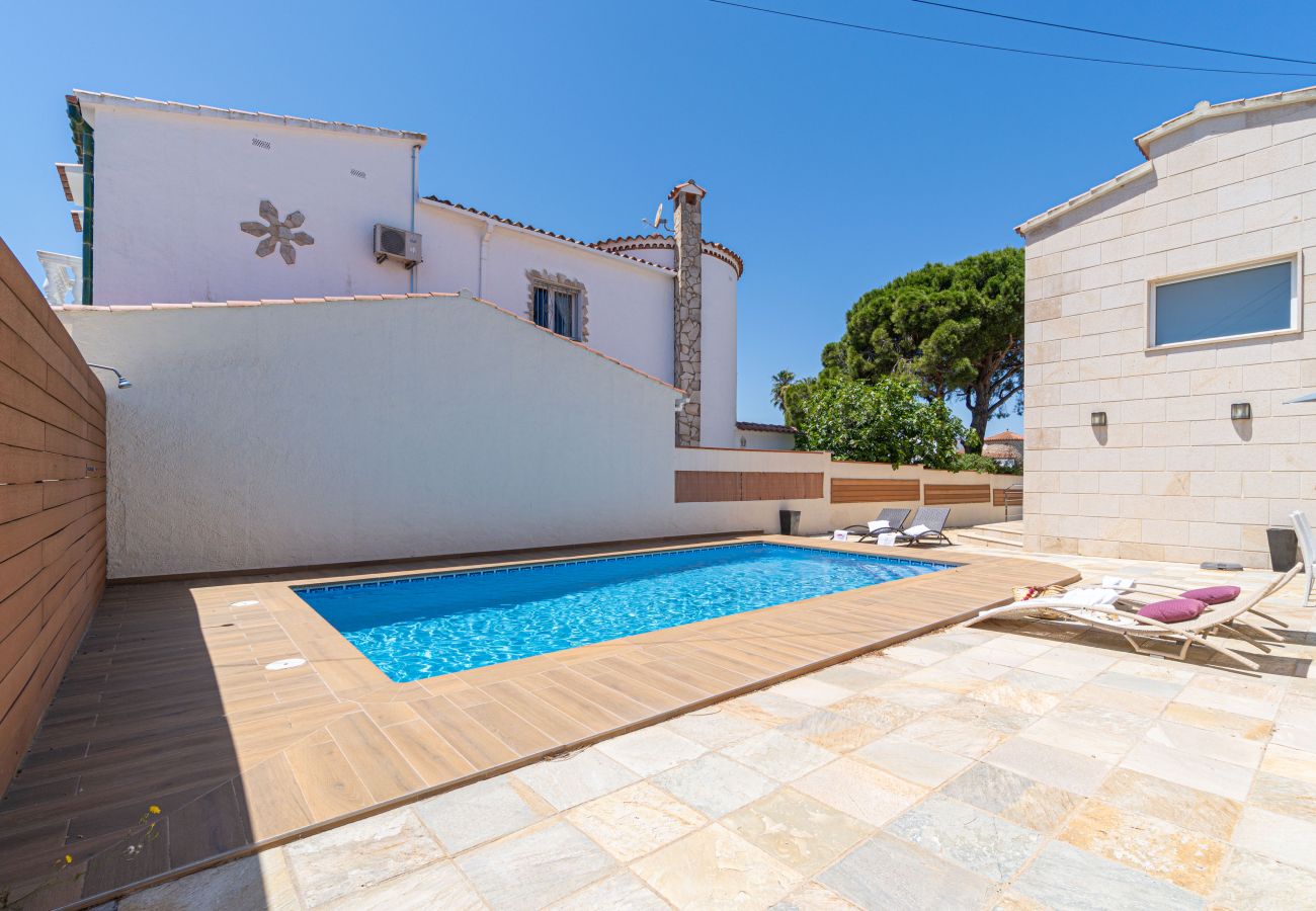 Villa in Empuriabrava - 0031-TER House at the canal with pool, mooring and studio