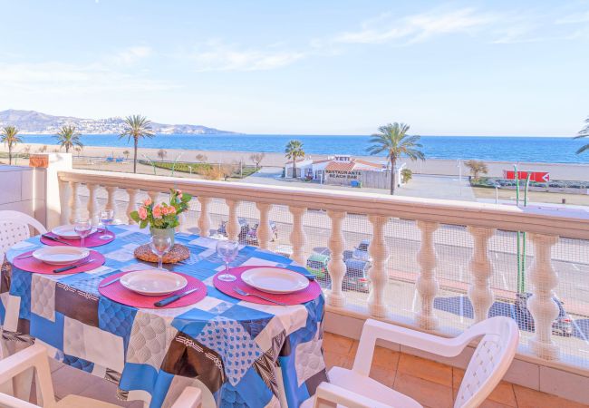  in Empuriabrava - 0071-GRAN RESERVA Apartment in front of the beach