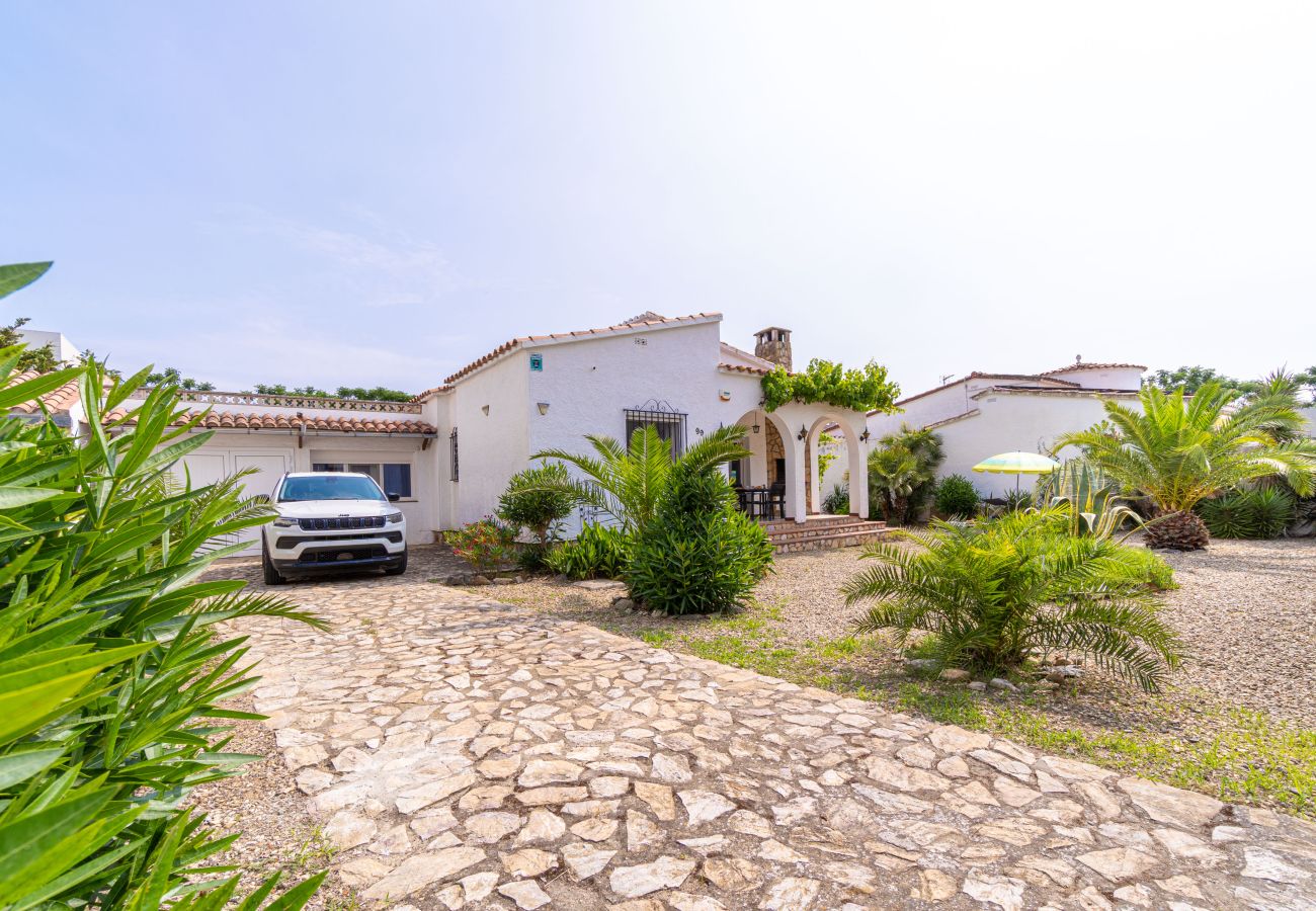 Villa in Empuriabrava - 0119-MONTSENY House with studio