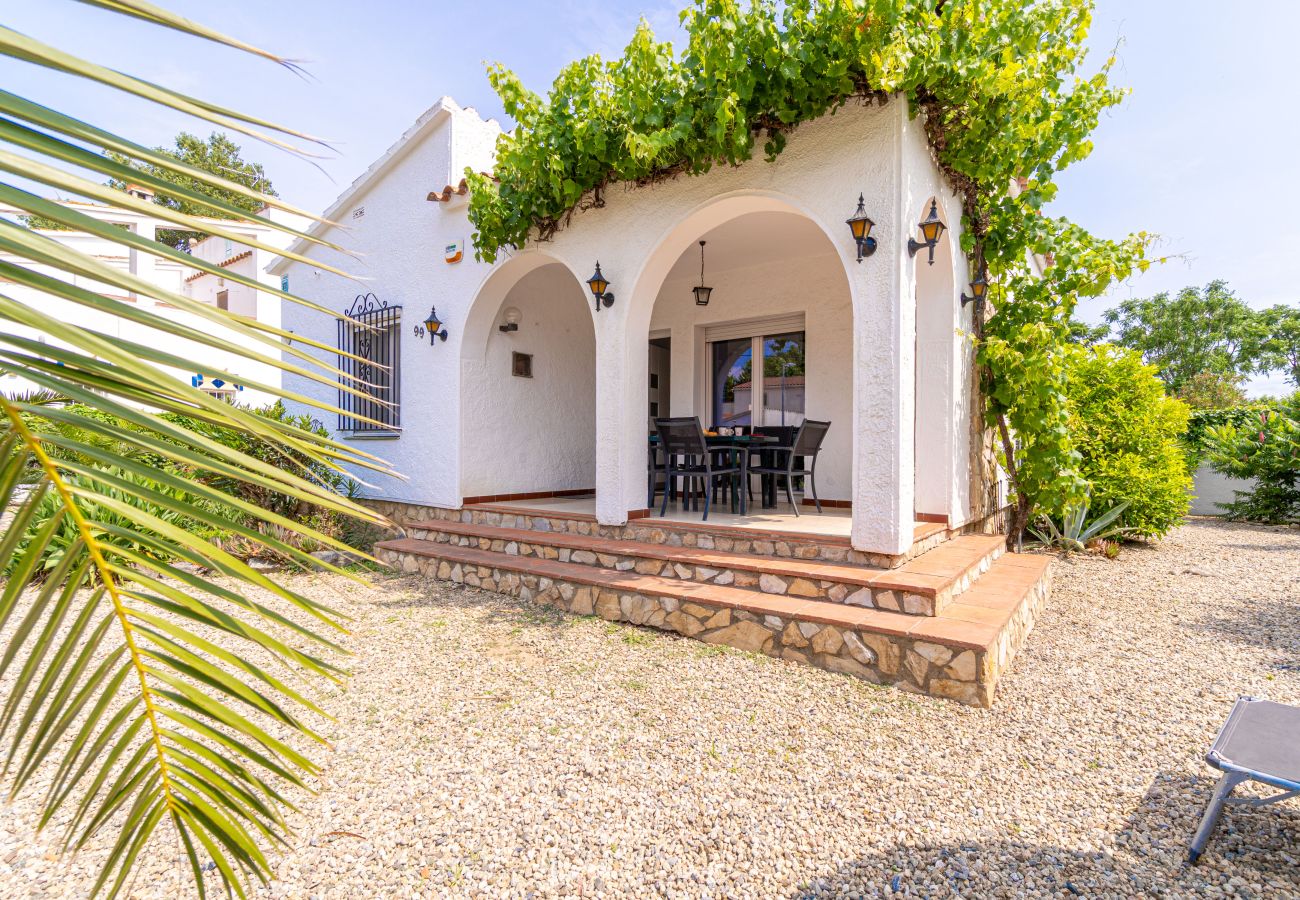 Villa in Empuriabrava - 0119-MONTSENY House with studio