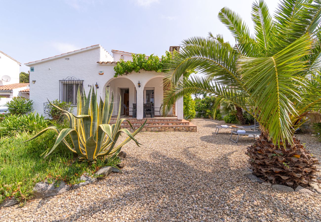 Villa in Empuriabrava - 0119-MONTSENY House with studio