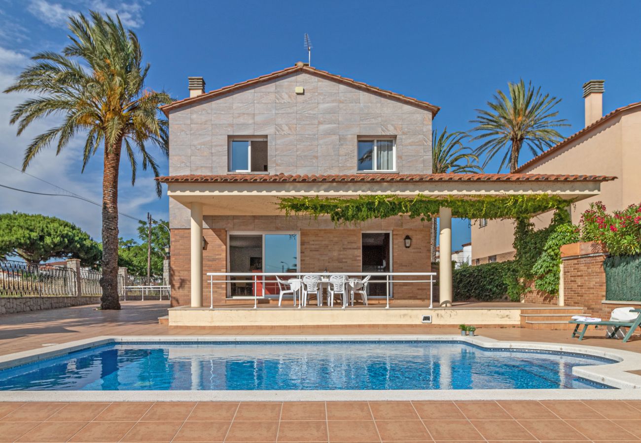 Villa in Empuriabrava - 0145-PANI House at the canal with pool and mooring