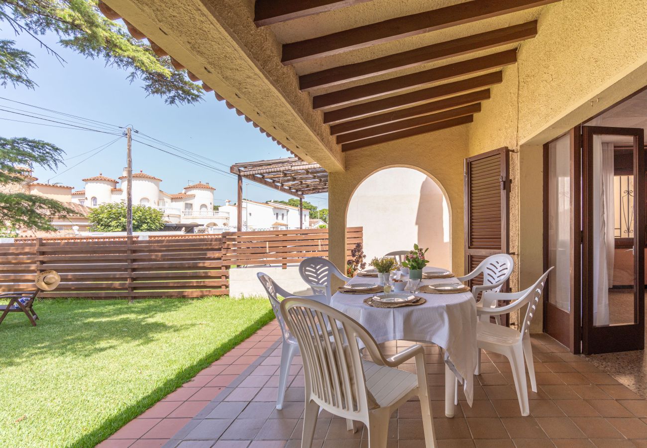 Villa in Empuriabrava - 0081-PANI House with 4 bedrooms and garden