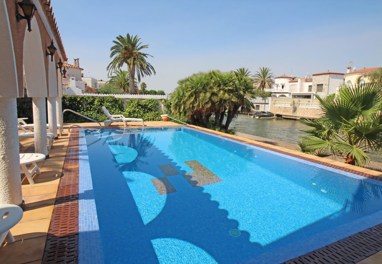 Villa in Empuriabrava - 0003-REQUESENS House at the canal with pool and mooring