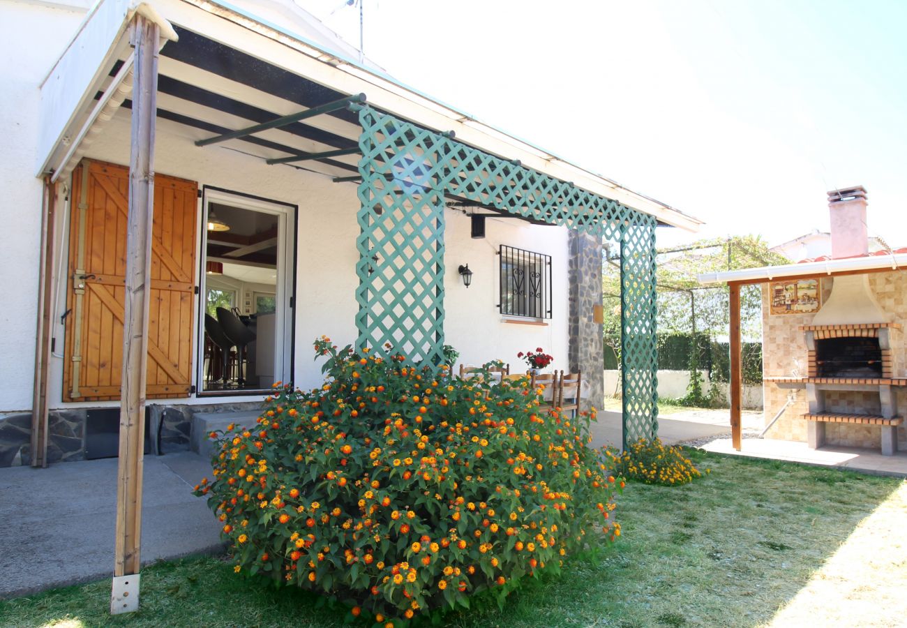 Villa in Empuriabrava - 0032-CARLIT House with garden and 3 bedrooms