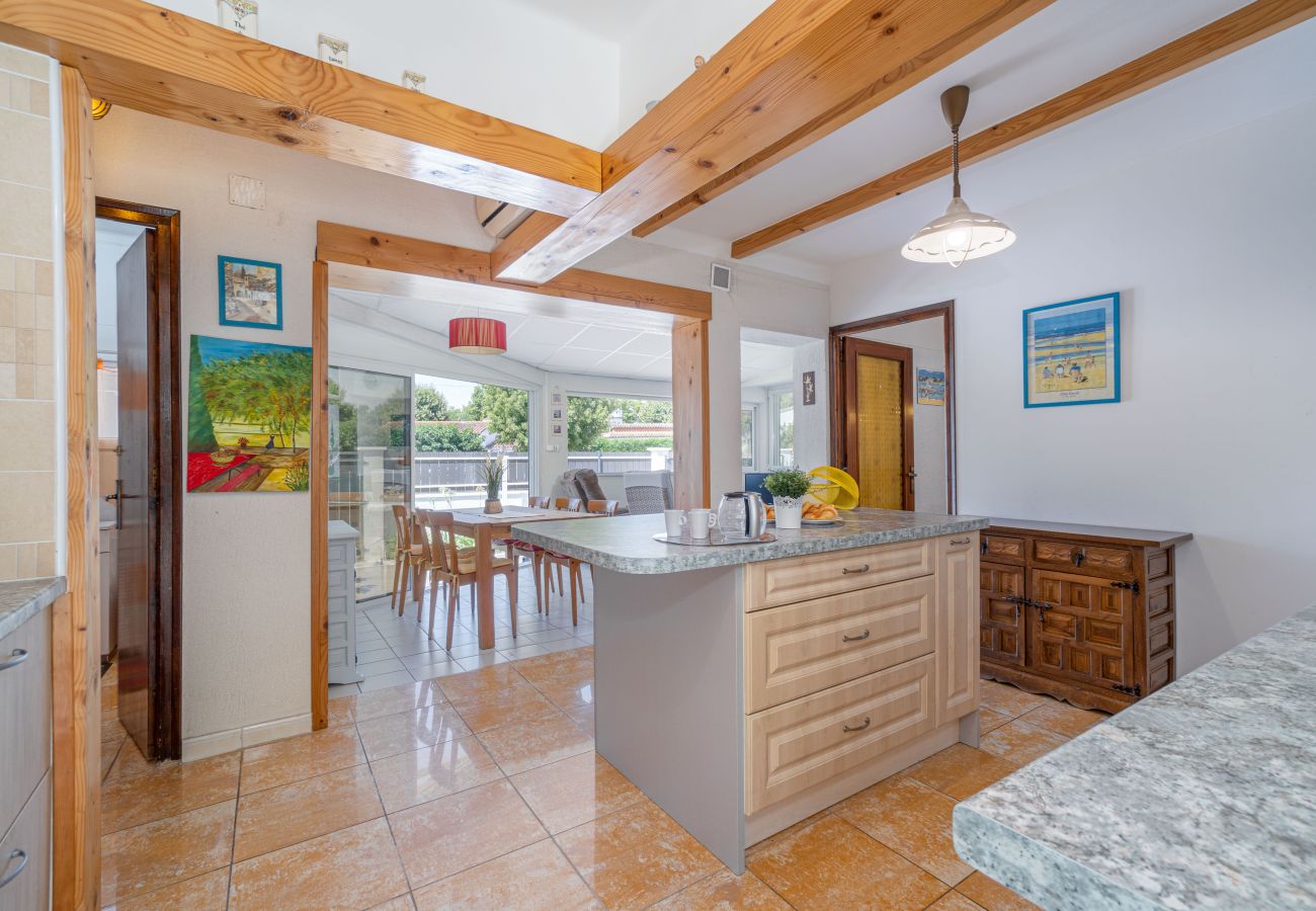 Villa in Empuriabrava - 0032-CARLIT House with garden and 3 bedrooms