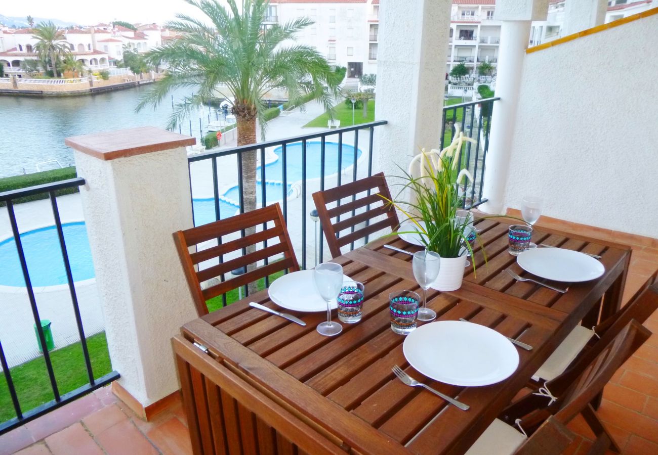 Apartment in Empuriabrava - 0137-SANT MAURICI Apartment with view on the canal and pool