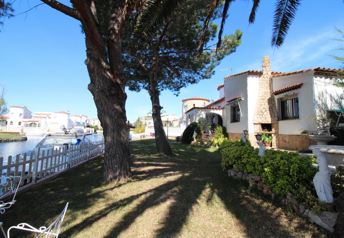 Villa in Empuriabrava - 0051-TORDERA House at the canal with pool, garden and mooring