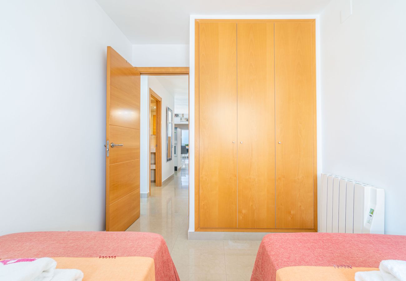 Apartment in Empuriabrava - 0160-PORT GREC Apartment with WIFI, Smart TV, canal and sea view
