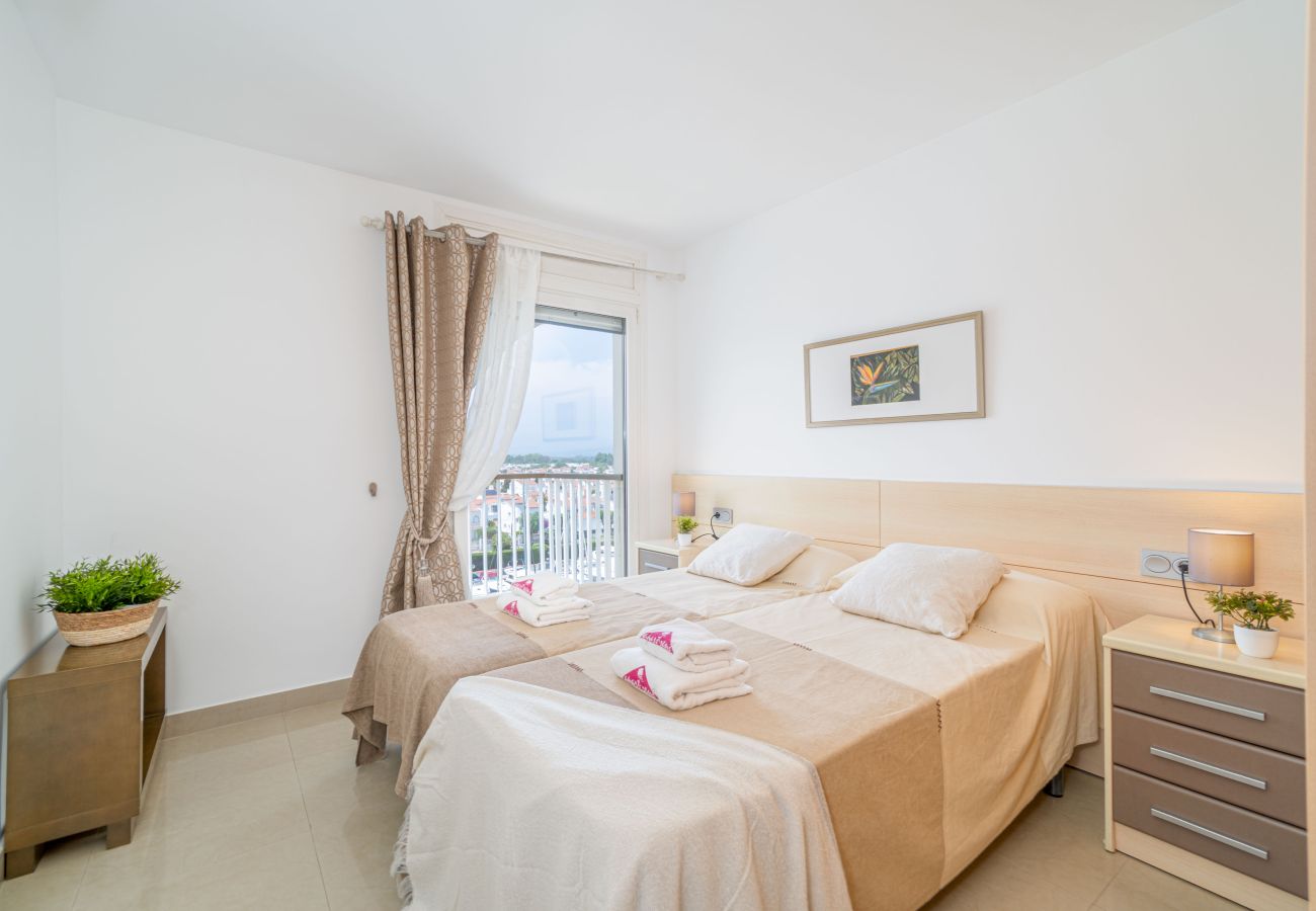 Apartment in Empuriabrava - 0160-PORT GREC Apartment with WIFI, Smart TV, canal and sea view
