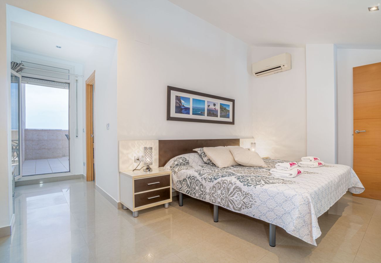 Apartment in Empuriabrava - 0160-PORT GREC Apartment with WIFI, Smart TV, canal and sea view