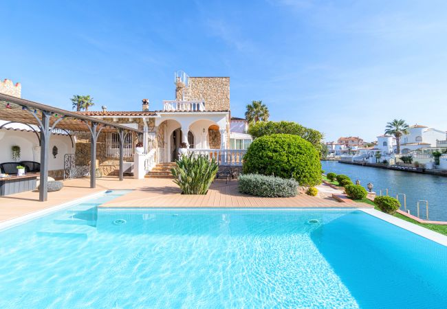 Villa/Dettached house in Empuriabrava - 0002-FLUVIA House at the canal with pool and mooring