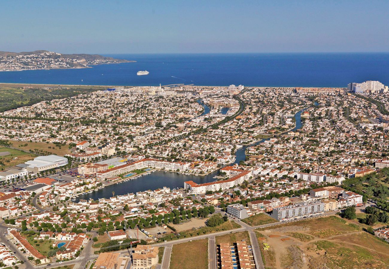 Apartment in Empuriabrava - 0185-SANT MAURICI Apartment with community pool and view on the canal