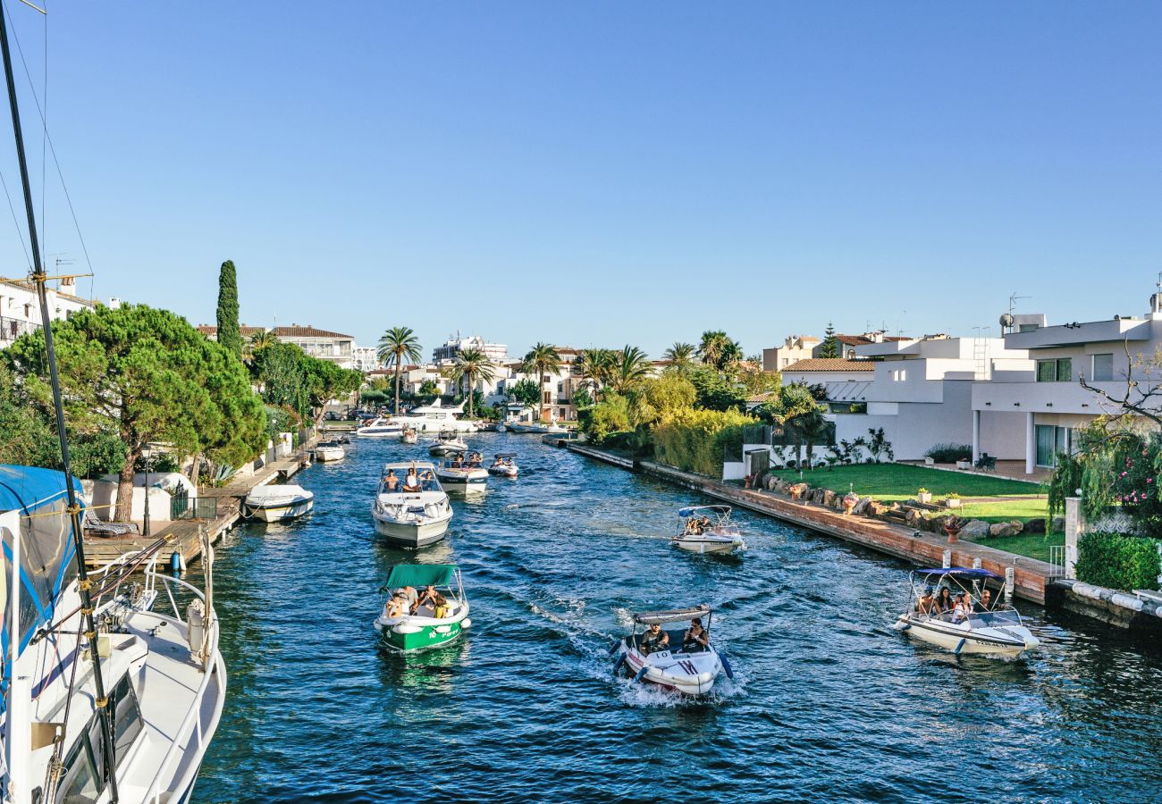 Apartment in Empuriabrava - 0185-SANT MAURICI Apartment with community pool and view on the canal