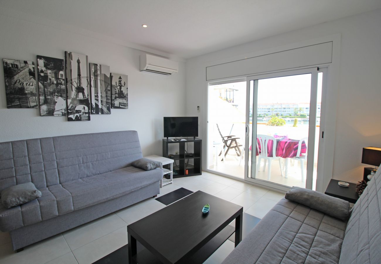 Apartment in Empuriabrava - 0185-SANT MAURICI Apartment with community pool and view on the canal