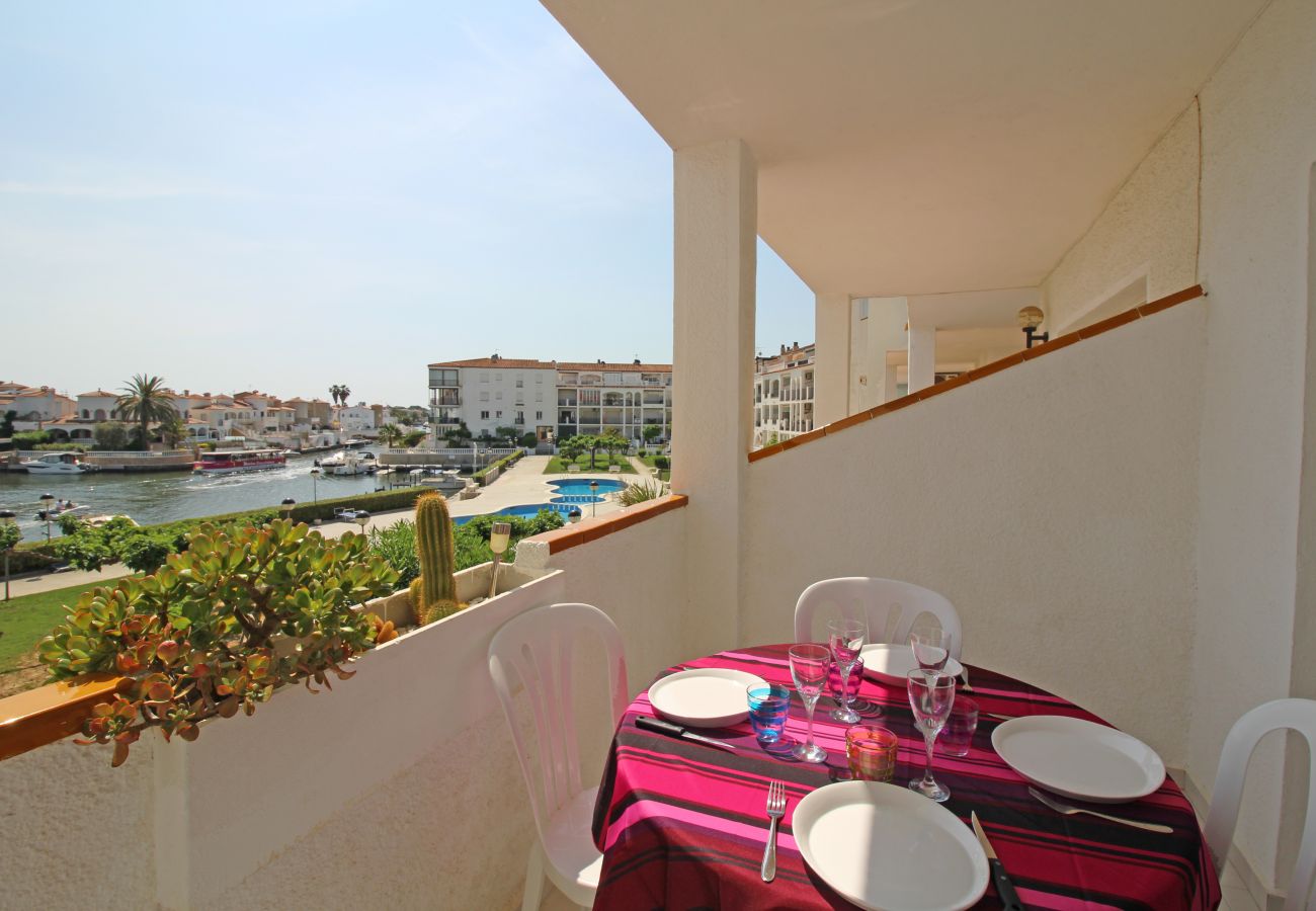 Apartment in Empuriabrava - 0185-SANT MAURICI Apartment with community pool and view on the canal