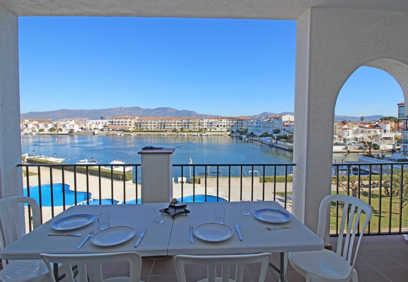 Apartment in Empuriabrava - 0136-SANT MAURICI Apartment with view on the canal and pool