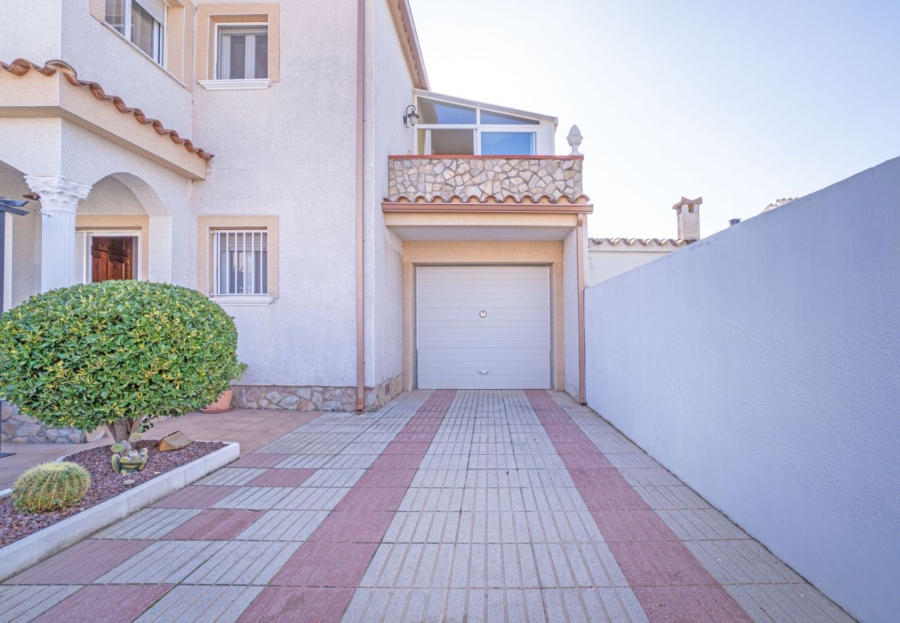 Villa in Empuriabrava - 0007-REQUESENS House with private pool and wifi