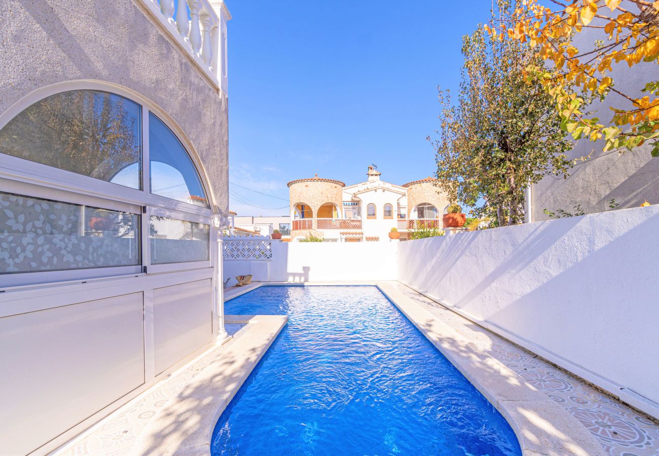 Villa in Empuriabrava - 0007-REQUESENS House with private pool and wifi