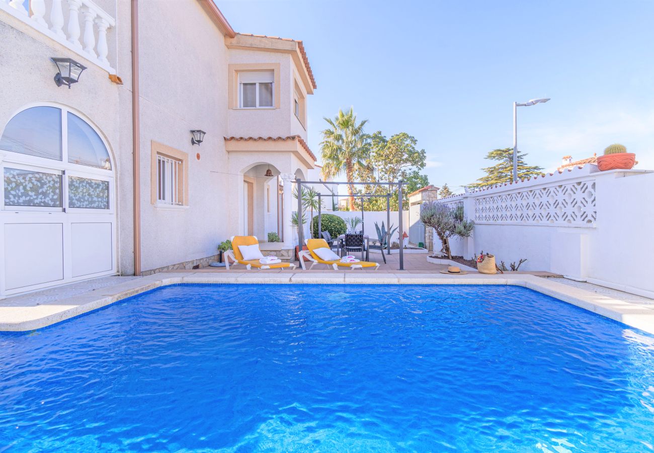 Villa in Empuriabrava - 0007-REQUESENS House with private pool and wifi