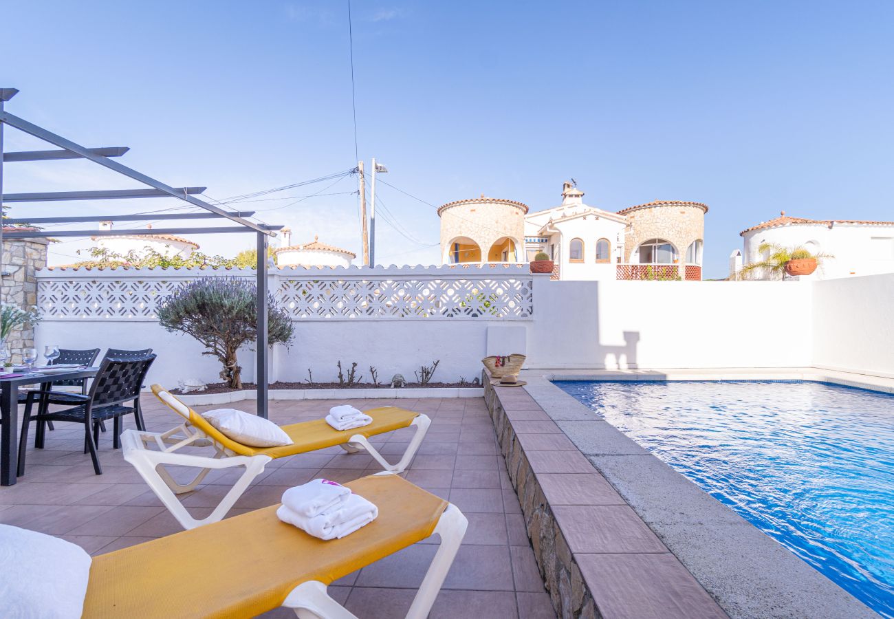 Villa in Empuriabrava - 0007-REQUESENS House with private pool and wifi