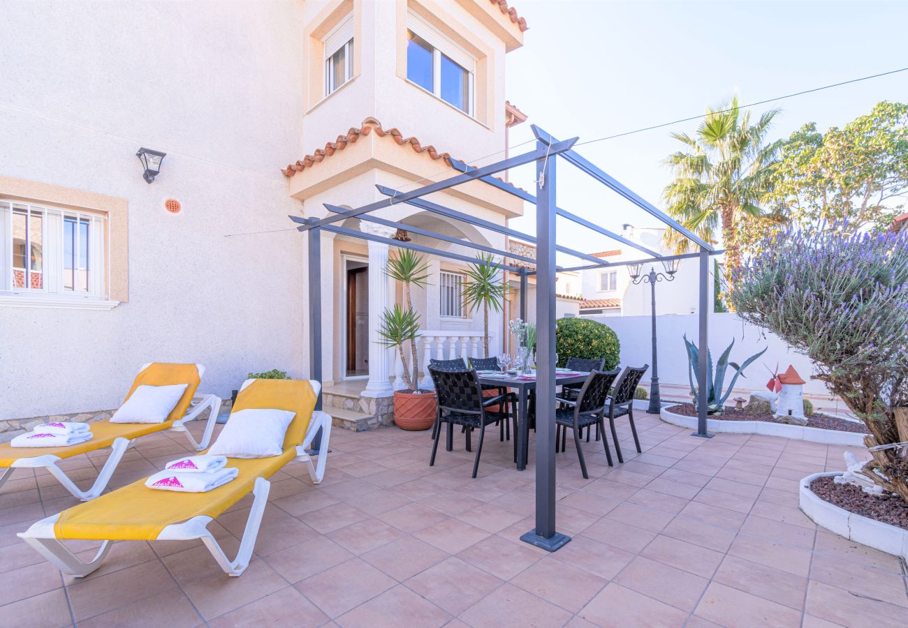 Villa in Empuriabrava - 0007-REQUESENS House with private pool and wifi