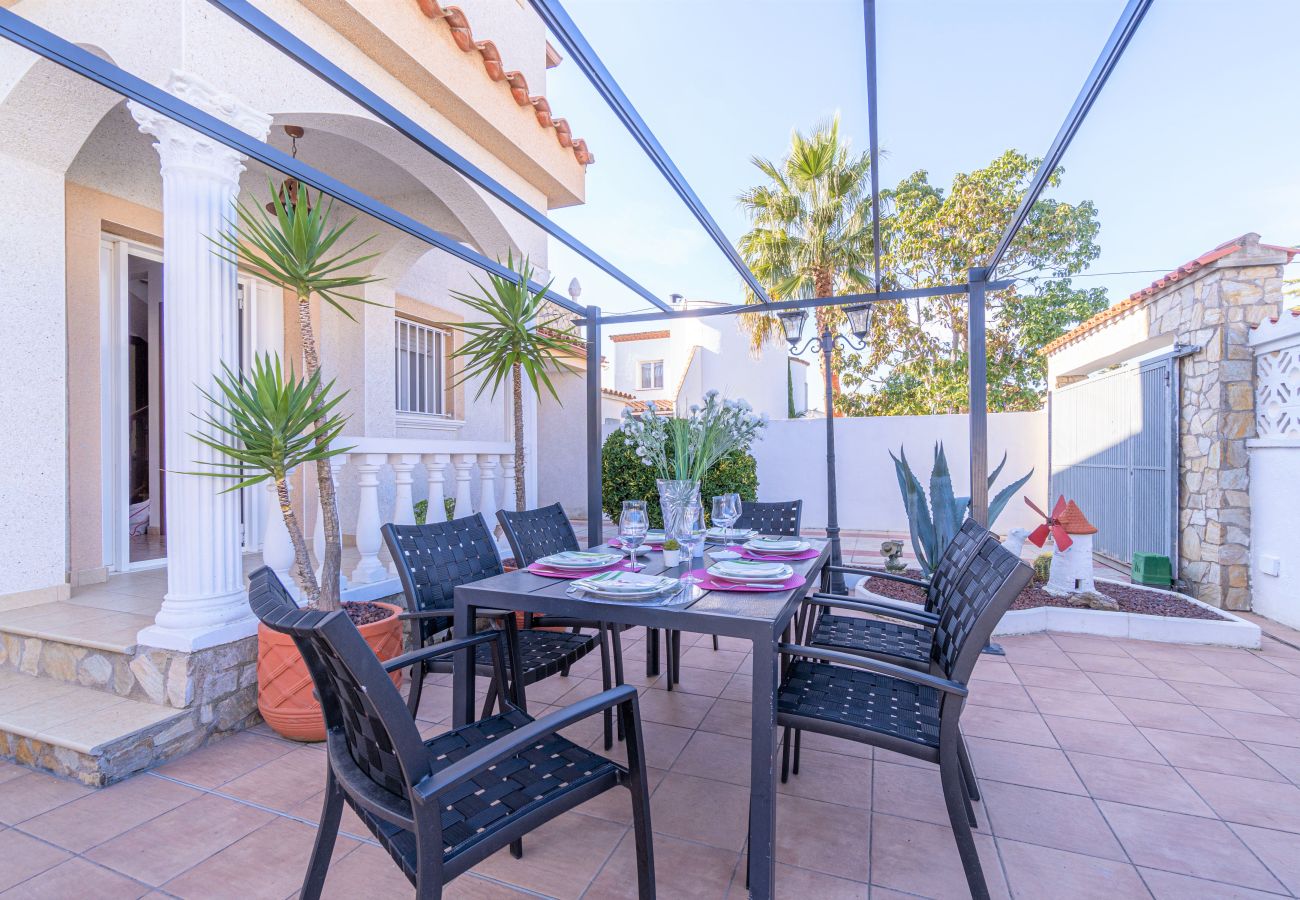 Villa in Empuriabrava - 0007-REQUESENS House with private pool and wifi