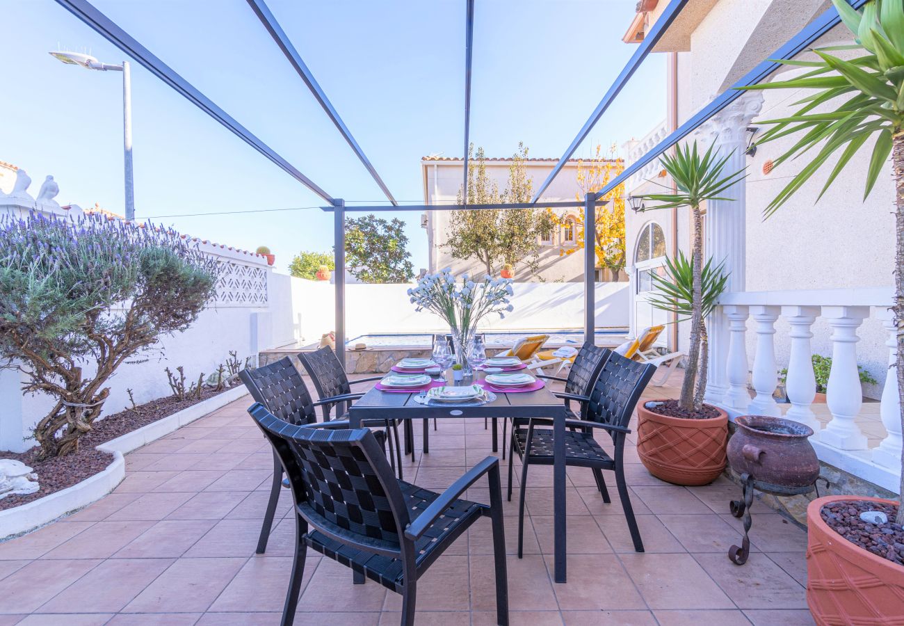 Villa in Empuriabrava - 0007-REQUESENS House with private pool and wifi