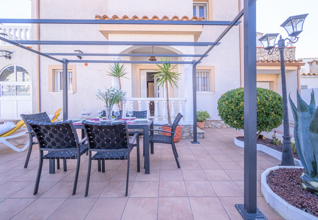 Villa in Empuriabrava - 0007-REQUESENS House with private pool and wifi