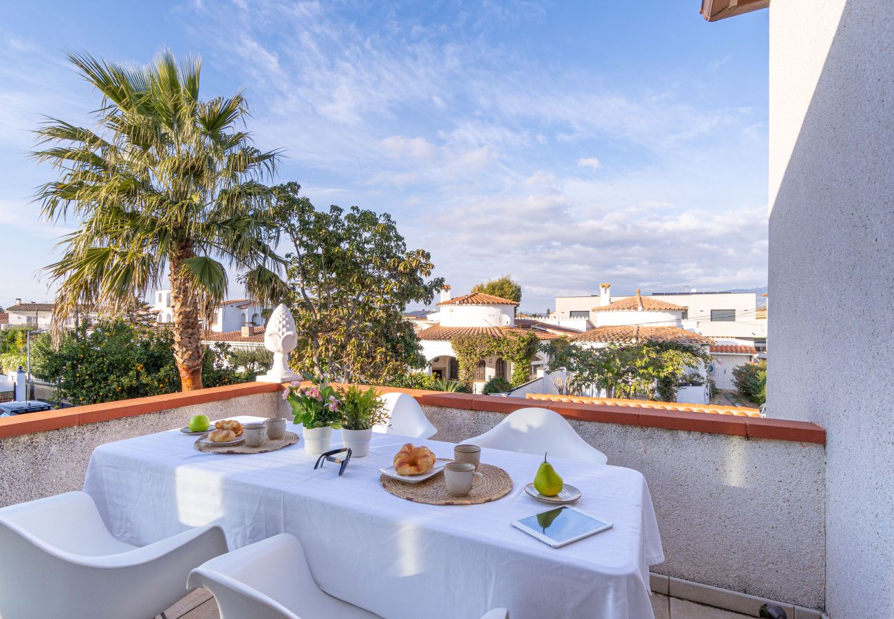 Villa in Empuriabrava - 0007-REQUESENS House with private pool and wifi