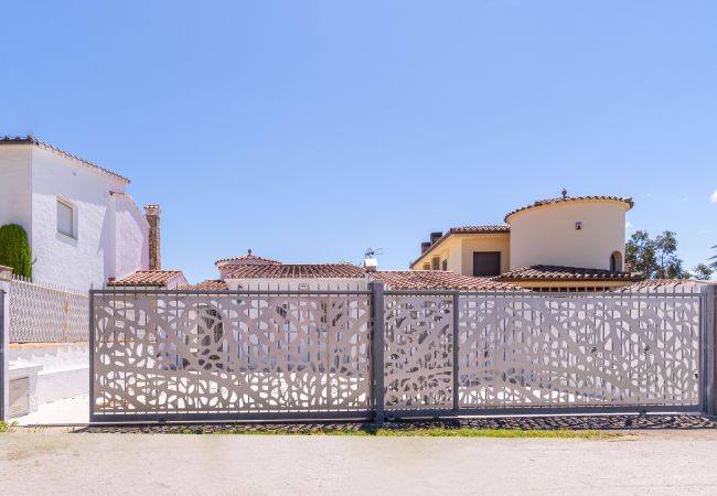 Villa in Empuriabrava - 0100-LLOBREGAT House at the canal with pool, mooring and studio Villa in Empuriabrava - 0100-LLOBREGAT House at the canal with pool, mooring and studio