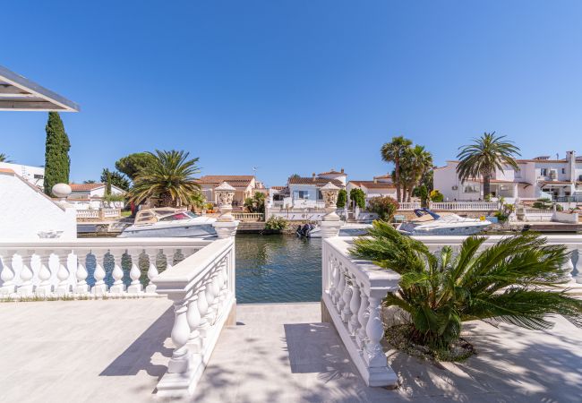 Villa in Empuriabrava - 0100-LLOBREGAT House at the canal with pool, mooring and studio Villa in Empuriabrava - 0100-LLOBREGAT House at the canal with pool, mooring and studio