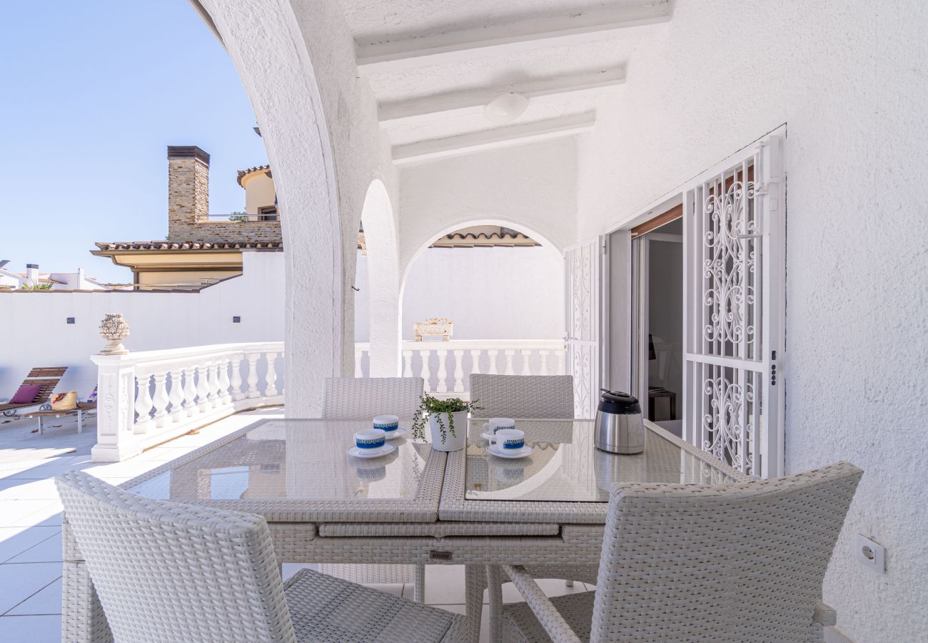 Villa in Empuriabrava - 0100-LLOBREGAT House at the canal with pool, mooring and studio