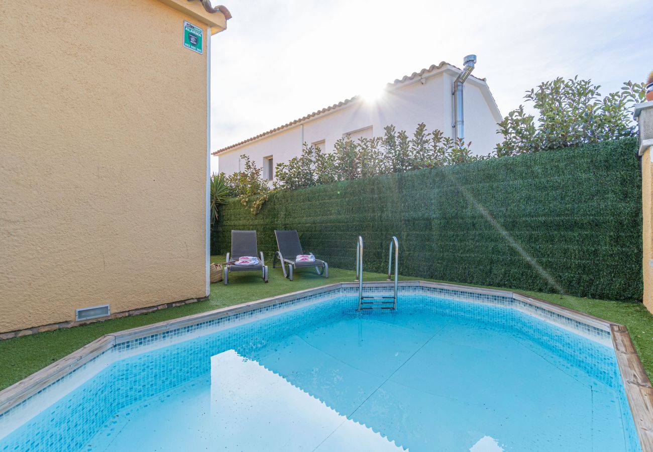 Villa in Empuriabrava - 0130-MONTGRI House with private pool