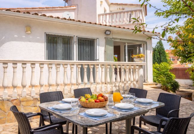 Villa in Empuriabrava - 0082-PANI House with 3 bedrooms 