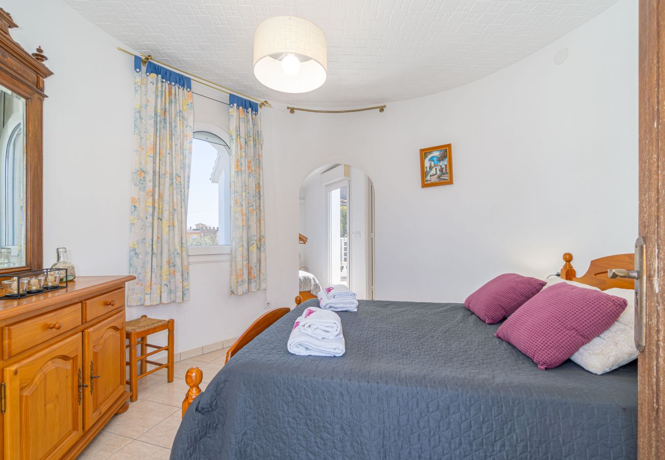 Villa in Empuriabrava - 0082-PANI House with 3 bedrooms 