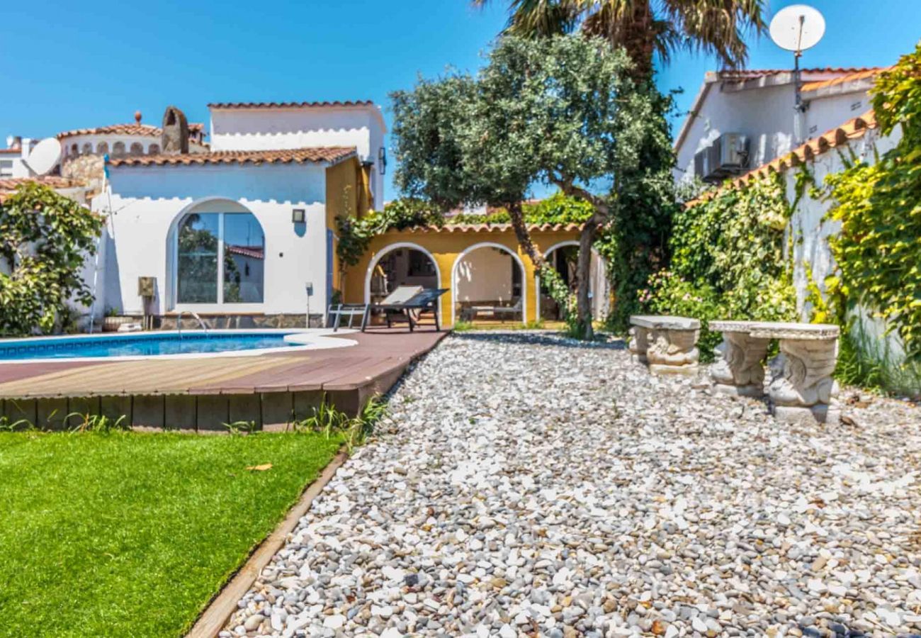 Villa in Empuriabrava - 0149-VALIRA House at the canal with pool and mooring