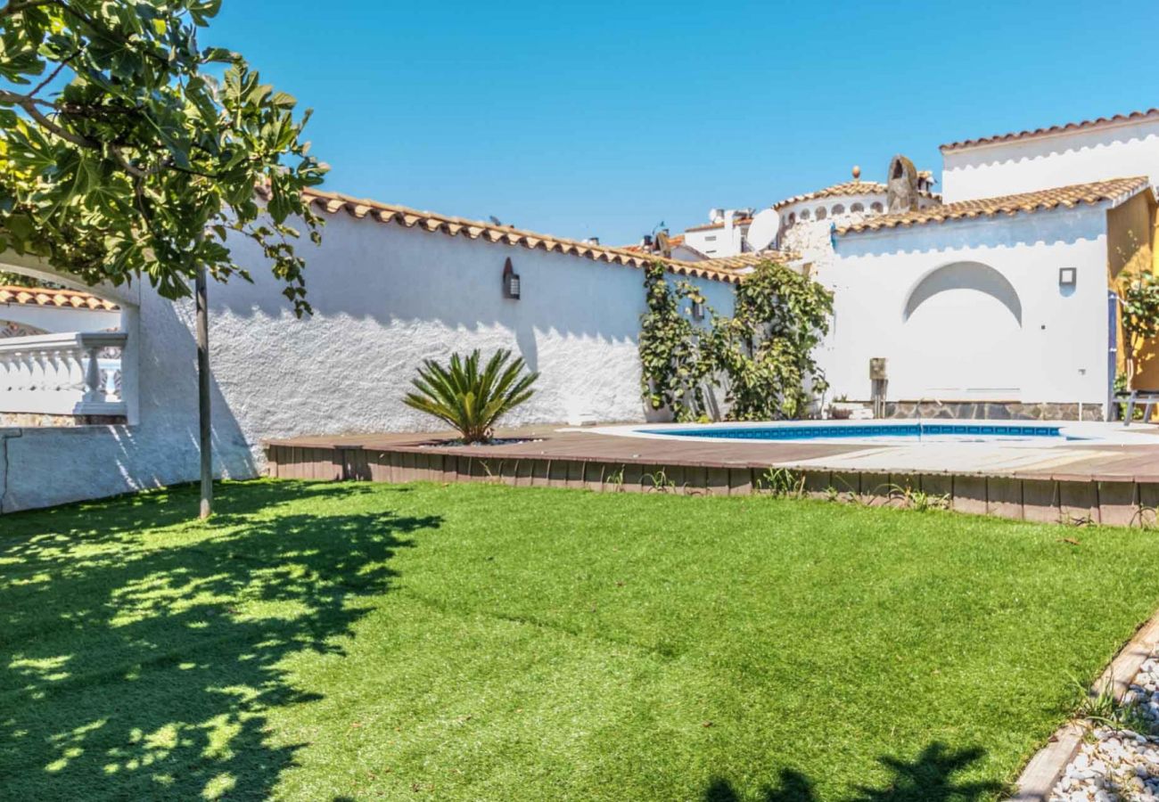 Villa in Empuriabrava - 0149-VALIRA House at the canal with pool and mooring
