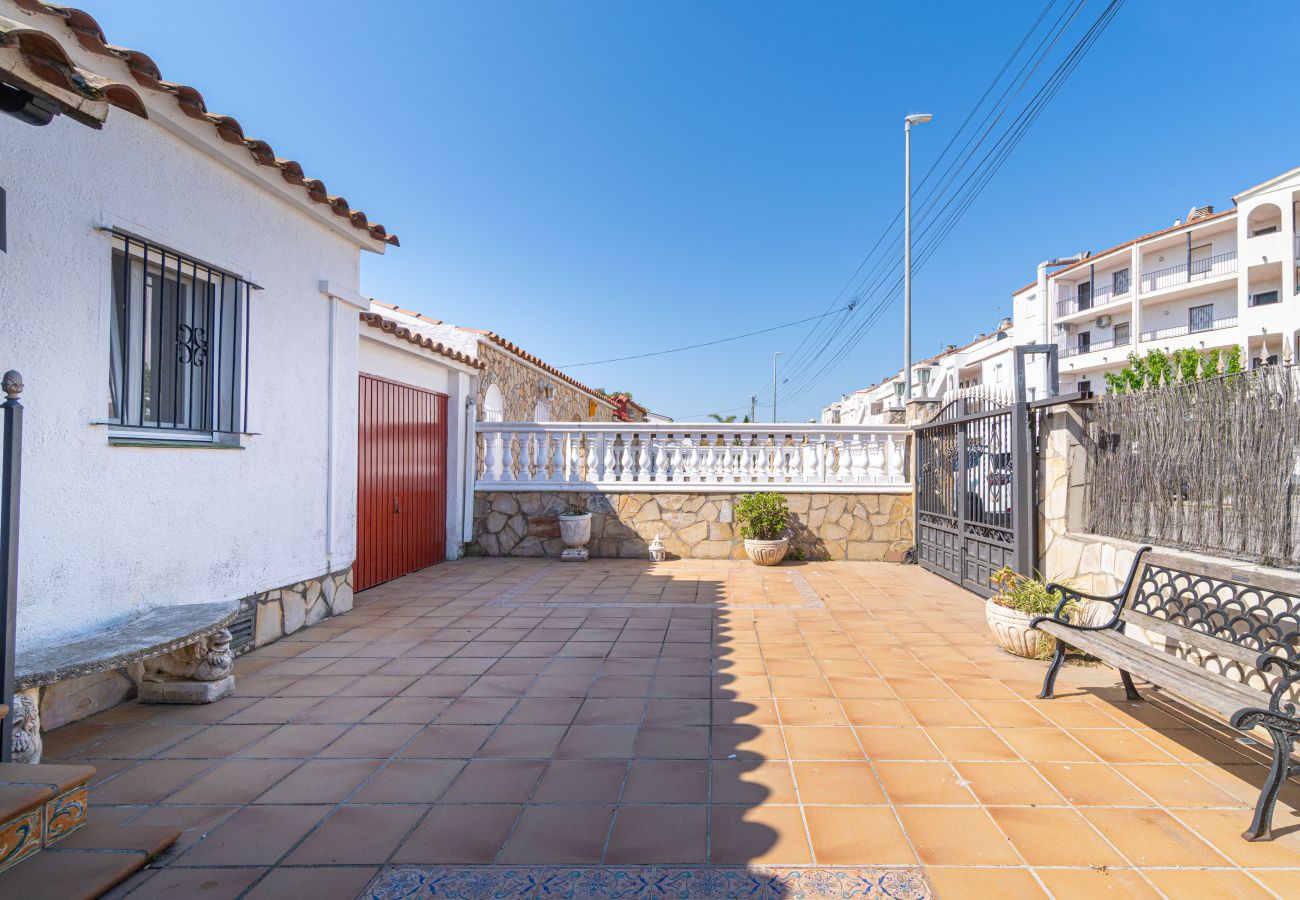 Villa in Empuriabrava - 0149-VALIRA House at the canal with pool and mooring